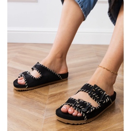 Schwarze Flip Flops mit Klemmen und Stickerei auf Streifen 1