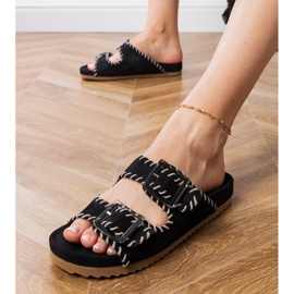 Schwarze Flip Flops mit Klemmen und Stickerei auf Streifen 3