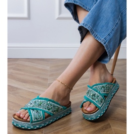 Grüne Flip Flops mit Streifen 2