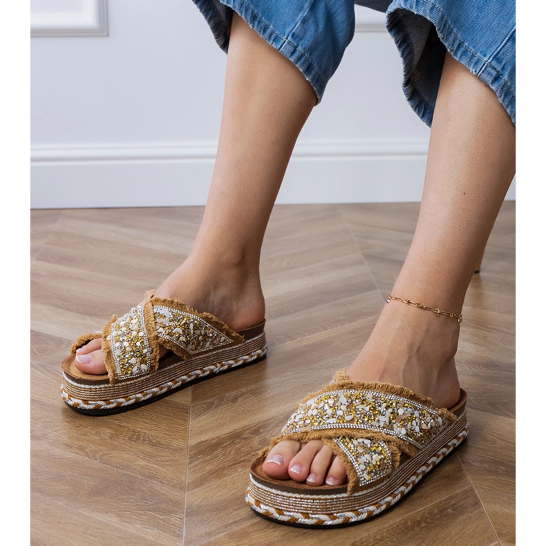 Beige Flip Flops mit Streifen 1