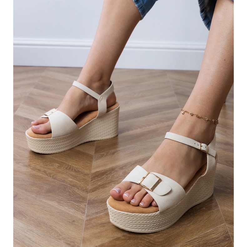 Beige Frauensandalen mit einer dekorativen Schnalle 1