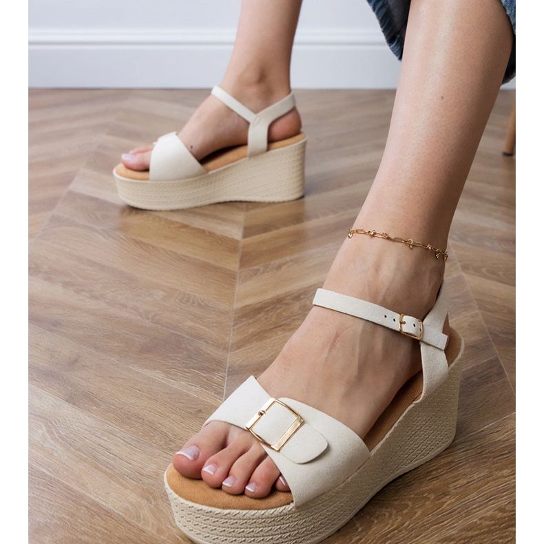 Beige Frauensandalen mit einer dekorativen Schnalle 2