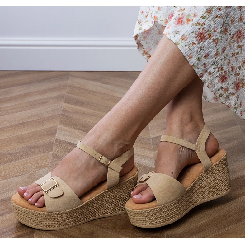 Braune Frauensandalen mit einer dekorativen Schnalle 2