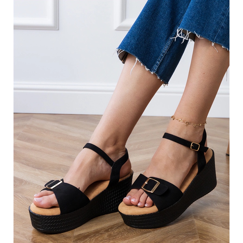 Schwarze Frauensandalen mit einer dekorativen Schnalle 2