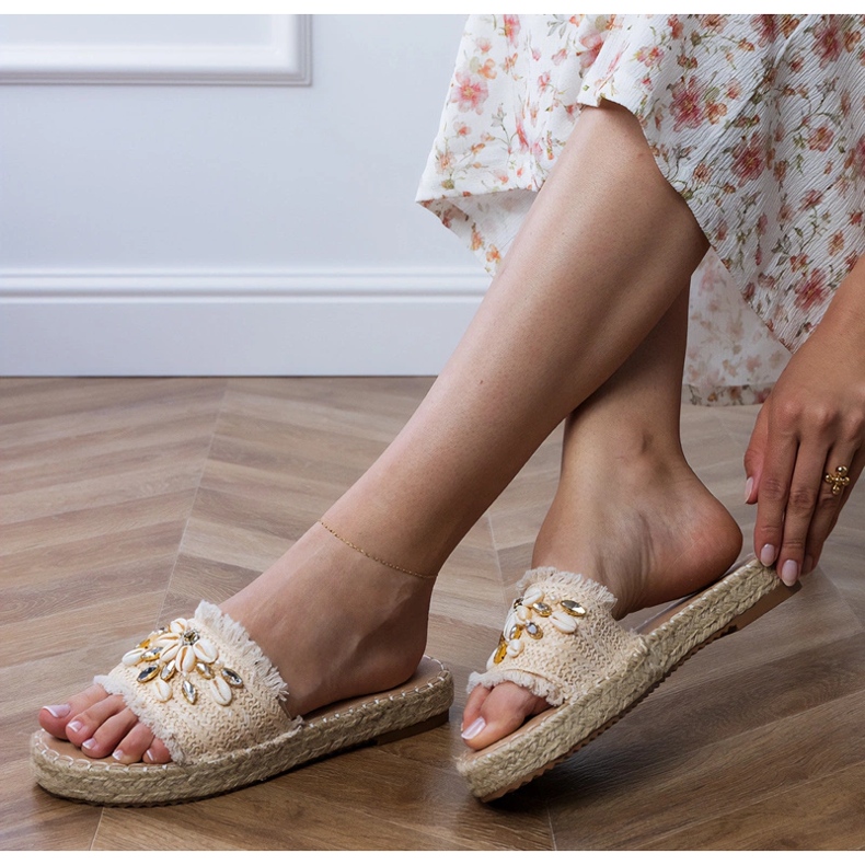 Beige Espadrilles mit Muscheln 1