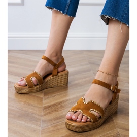 Braune Sandalen mit Stickerei an den Rändern 1