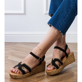 Schwarze Sandalen mit Stickerei an den Rändern 2