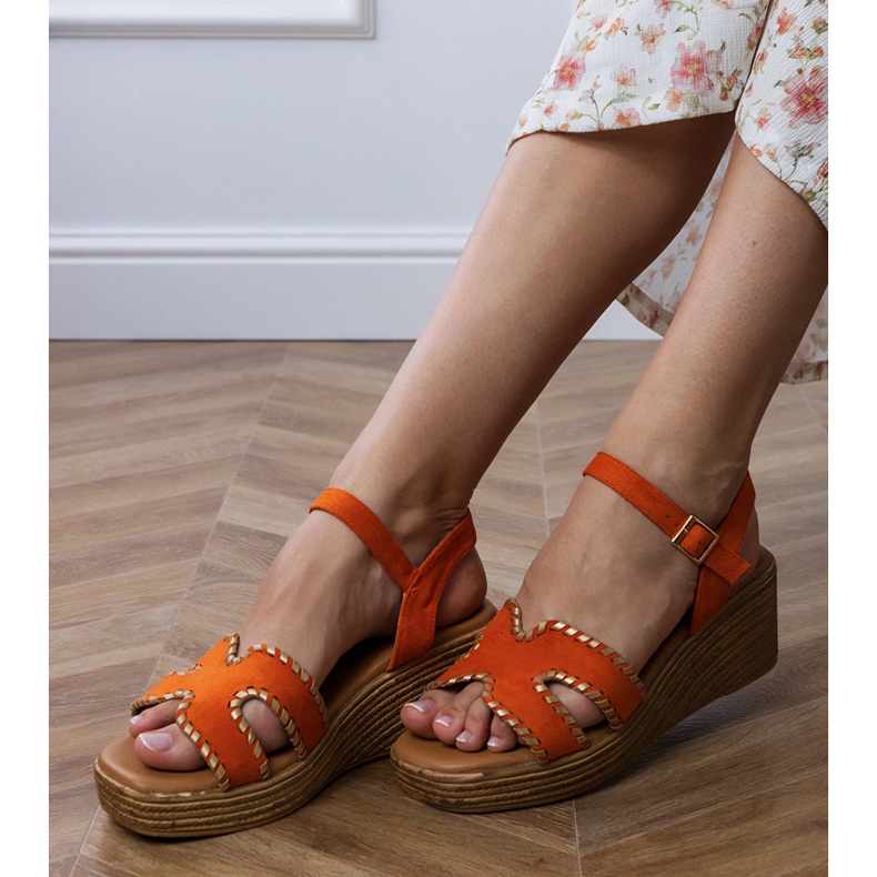 Orangensandalen mit Stickerei an den Rändern 2