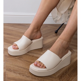 Weiße klassische Flip Flops auf der Plattform 4