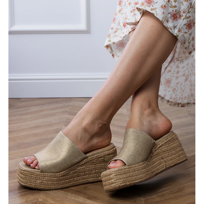 Klassische Espadrilles Gold Flip Flops auf der Plattform golden 2