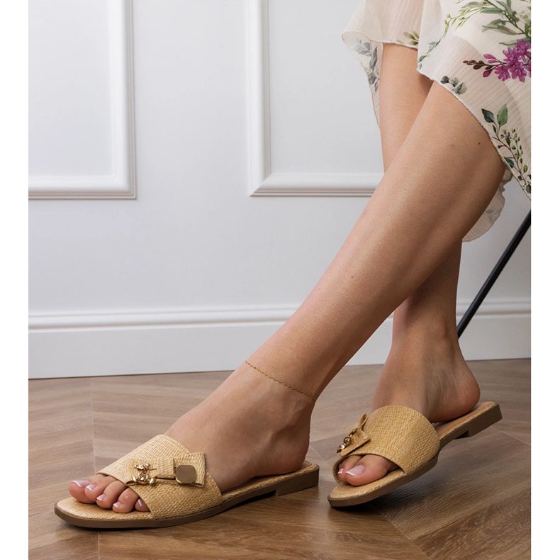 Beige flache Klappen mit einer goldenen Dekoration 2