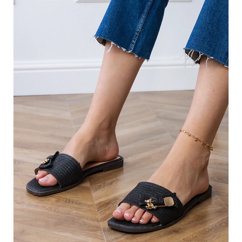 Schwarze Flat -Flip -Flops mit goldener Dekoration 1