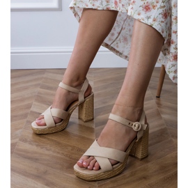 Beige Sandalen mit Streifen auf dem Pfosten 2