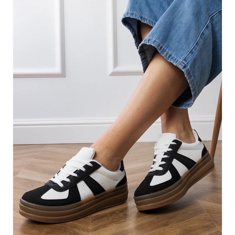 Schwarze Turnschuhe der Frauen auf der Plattform 2