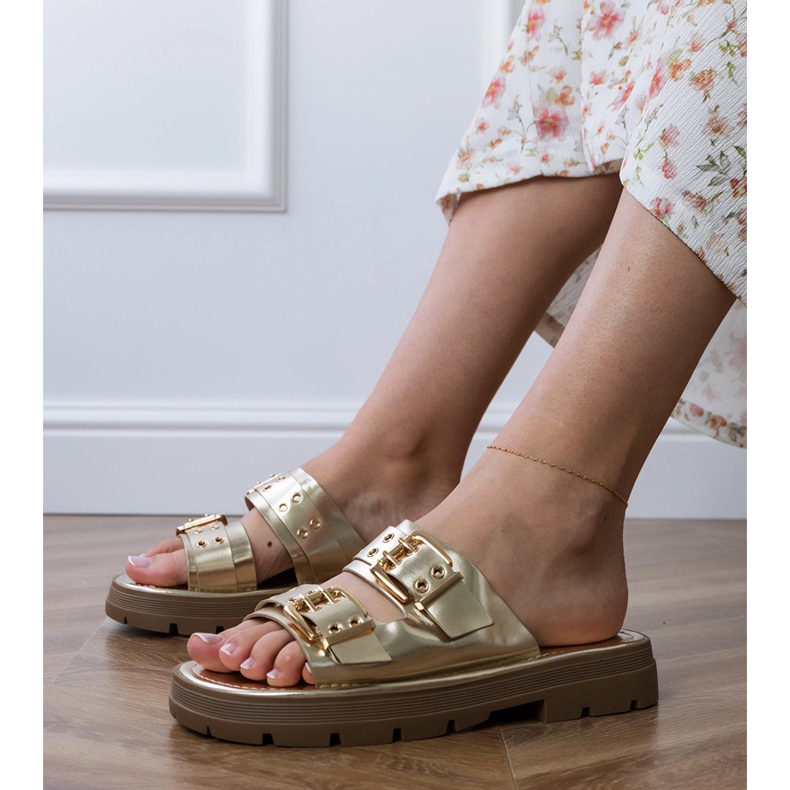 Golden Flat Flip Flops mit Klemmen auf Streifen 1