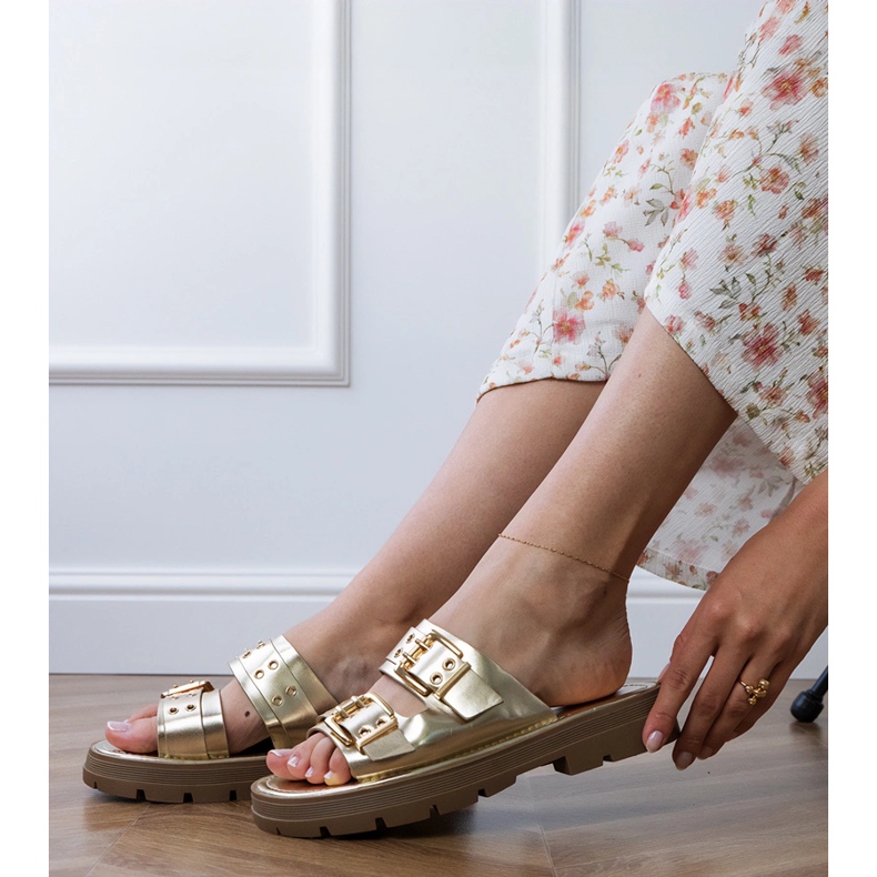 Golden Flat Flip Flops mit Klemmen auf Streifen 2