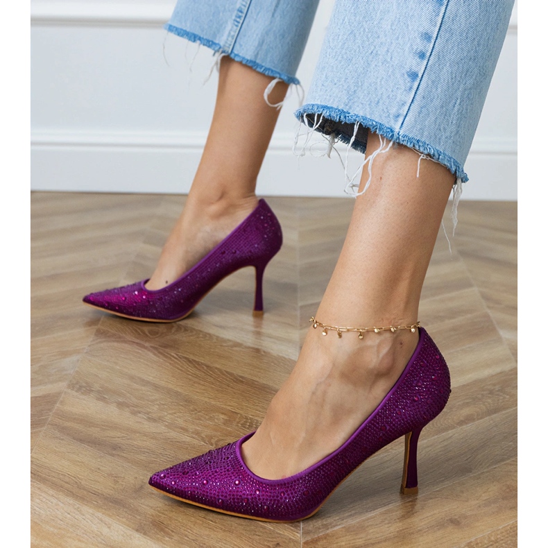Lila Satinpumpen mit Zirkonen violett 1