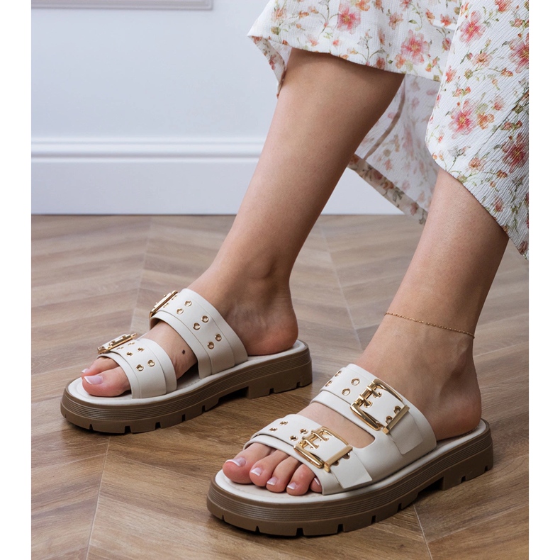 Beige flache Klappen mit Klemmen auf Streifen 1