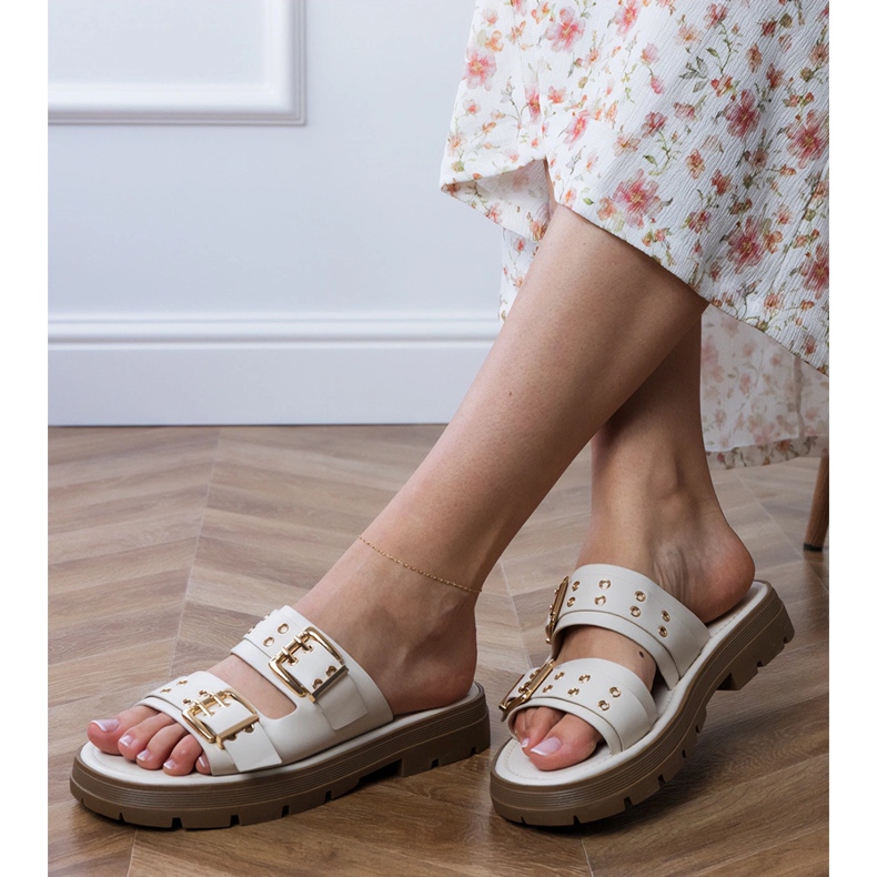 Beige flache Klappen mit Klemmen auf Streifen 2