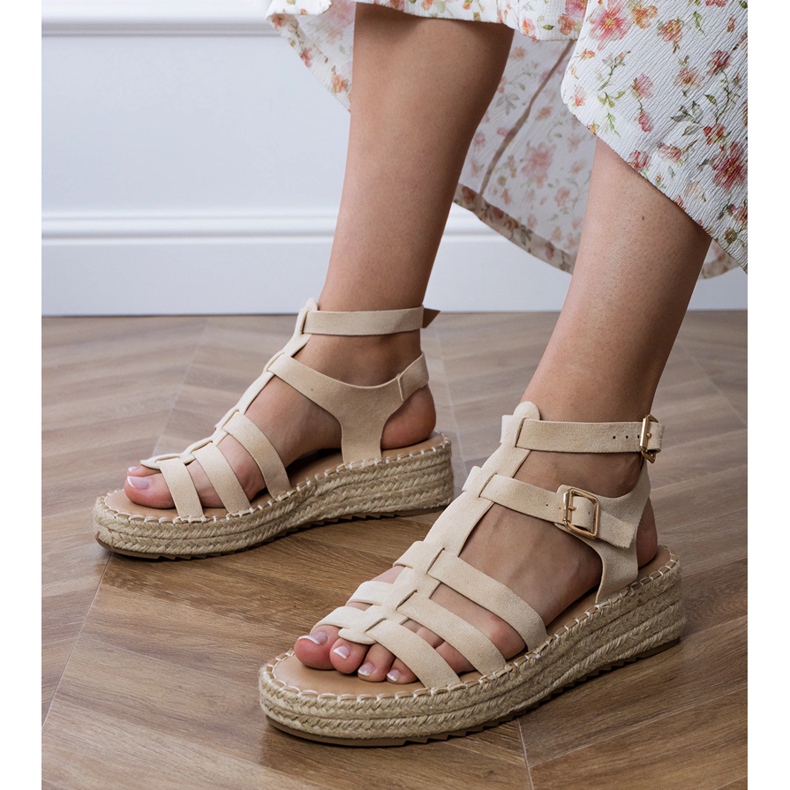 Beige Espadrille Sandalen auf einer niedrigen Plattform 1
