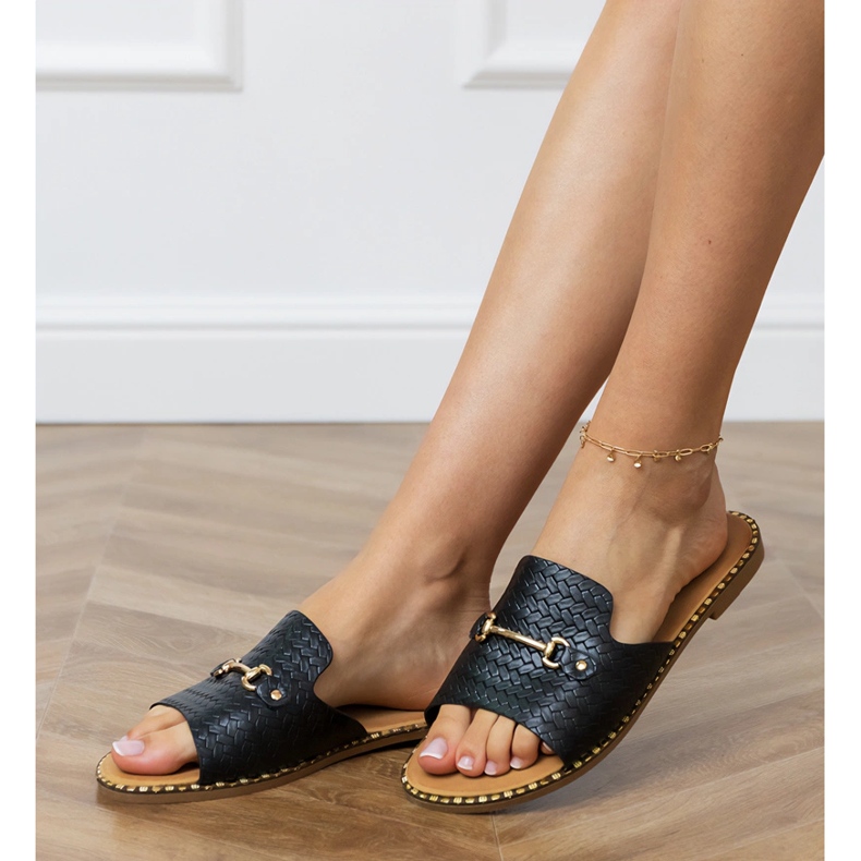 Schwarze Flat -Flip -Flops mit goldener Dekoration 2