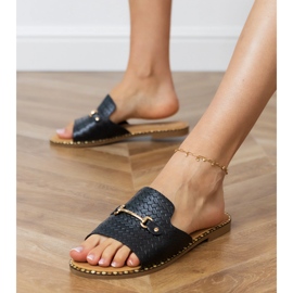 Schwarze Flat -Flip -Flops mit goldener Dekoration 3