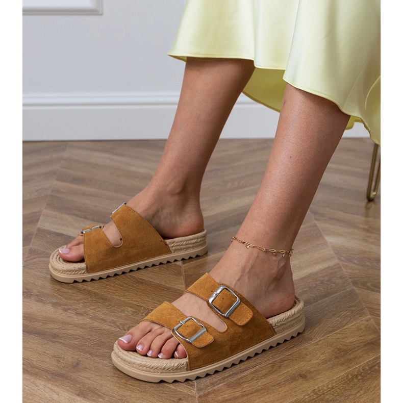Braune Flat -Flip -Flops mit Streifenklemmen 1