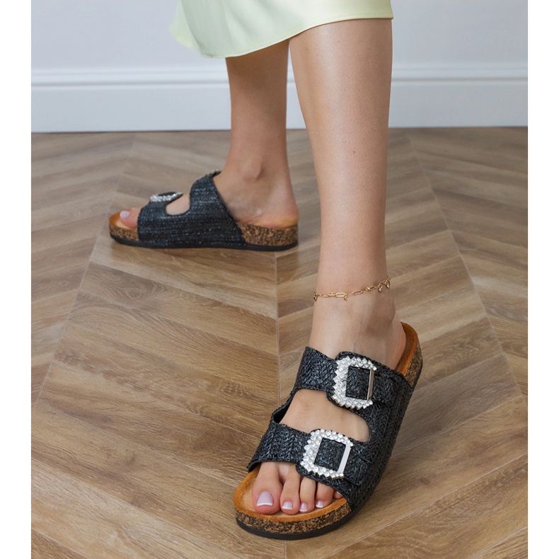 Schwarze Flip Flops auf der Korksohle mit Zirkonen an den Schnallen 1