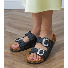 Schwarze Flip Flops auf der Korksohle mit Zirkonen an den Schnallen 2