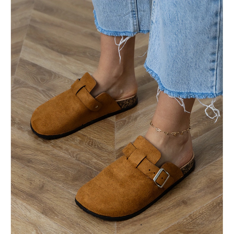 Braune Flip -Flops, die auf einer Korksohle gebaut wurden 2