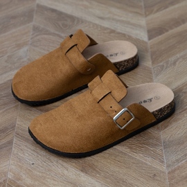 Braune Flip -Flops, die auf einer Korksohle gebaut wurden 5