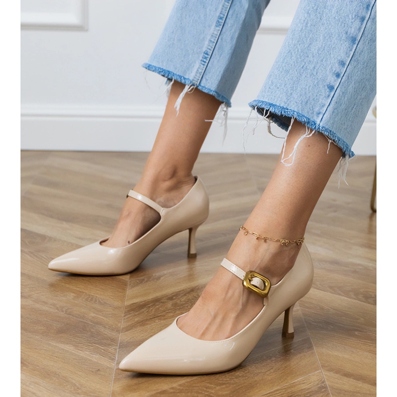 Beige klassische Pumpen mit einer dekorativen Schnalle 1