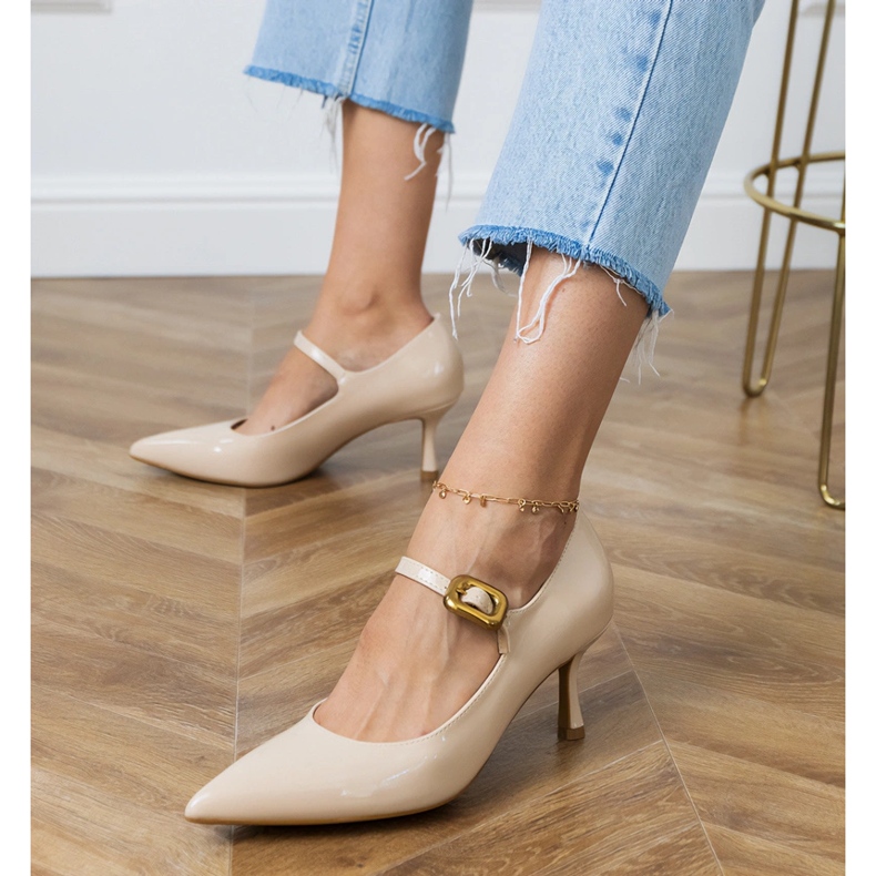 Beige klassische Pumpen mit einer dekorativen Schnalle 2