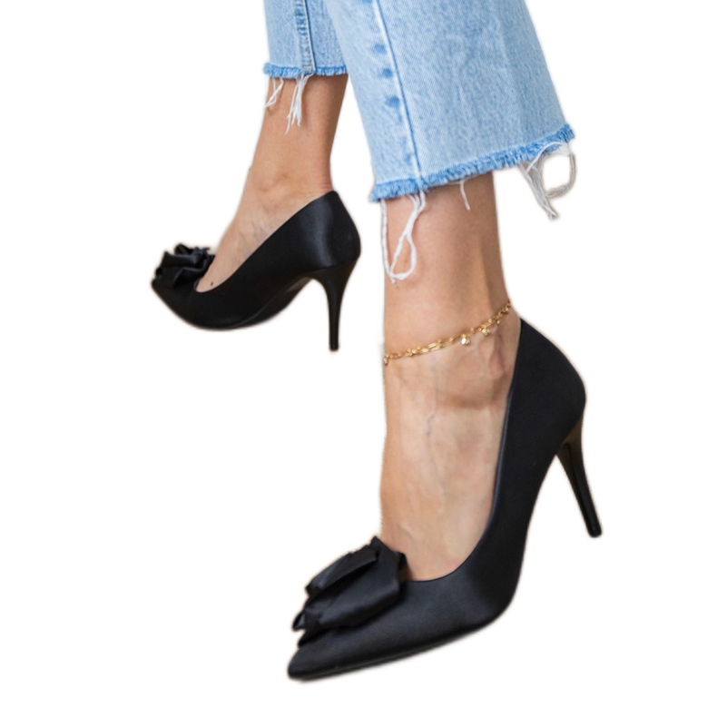 Schwarze Satinpumpen mit einer Blume 1