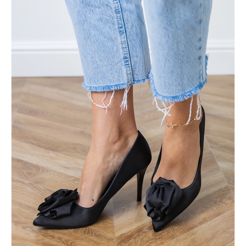 Schwarze Satinpumpen mit einer Blume 2