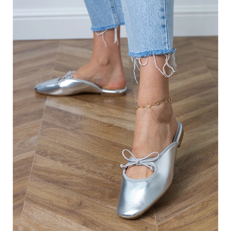 Silberflip -Flops, die auf einer flachen Sohle gebaut wurden silber- 1