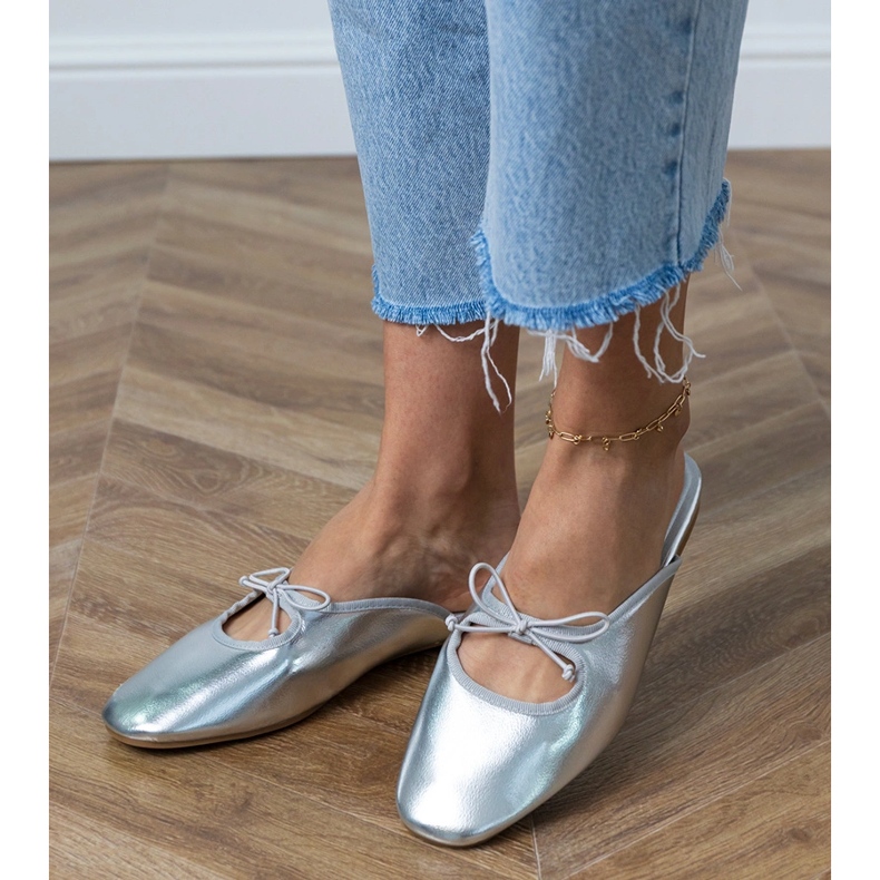 Silberflip -Flops, die auf einer flachen Sohle gebaut wurden silber- 2