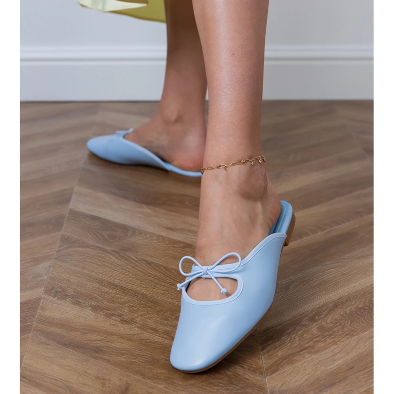 Blue Flip -Flops, die auf einer flachen Sohle gebaut wurden blau 1