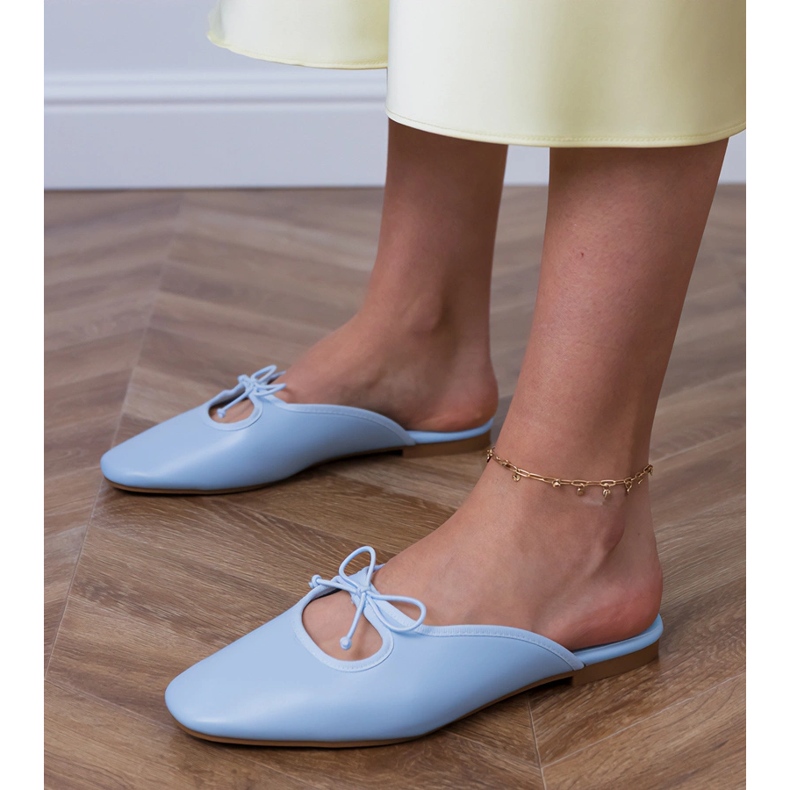 Blue Flip -Flops, die auf einer flachen Sohle gebaut wurden blau 2