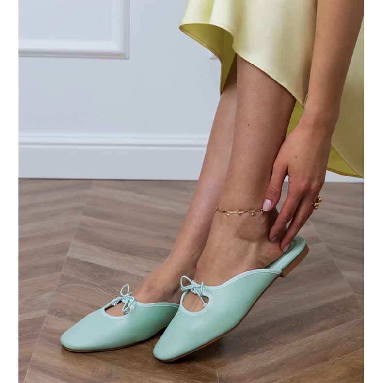 Grüne Flip -Flops, die auf einer flachen Sohle gebaut wurden 2