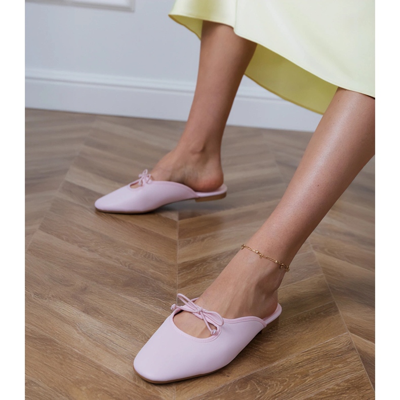 Pink Flip -Flops, die auf einer flachen Sohle gebaut wurden rosa 1