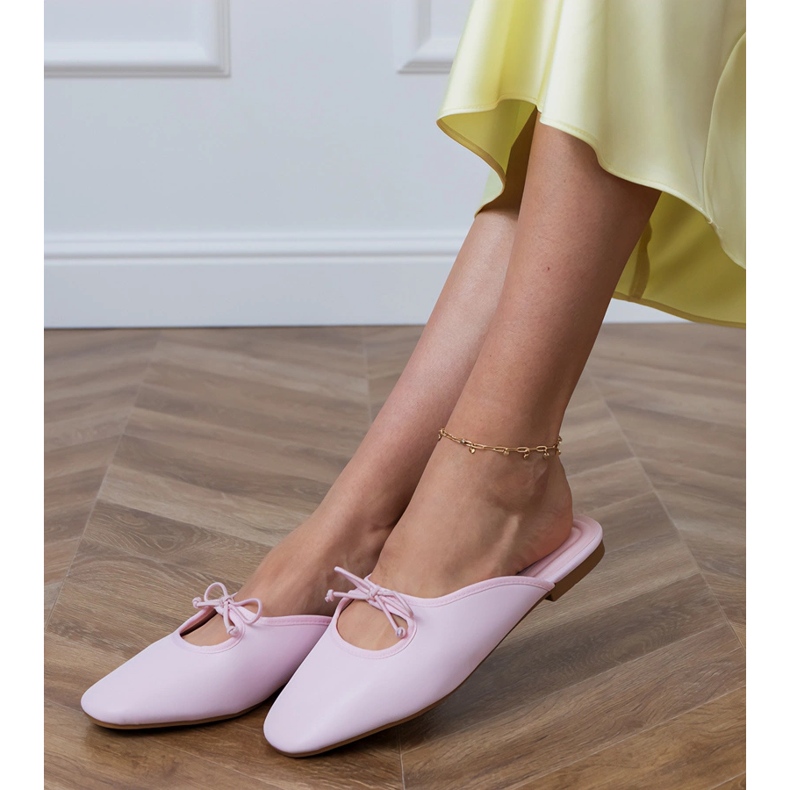 Pink Flip -Flops, die auf einer flachen Sohle gebaut wurden rosa 2