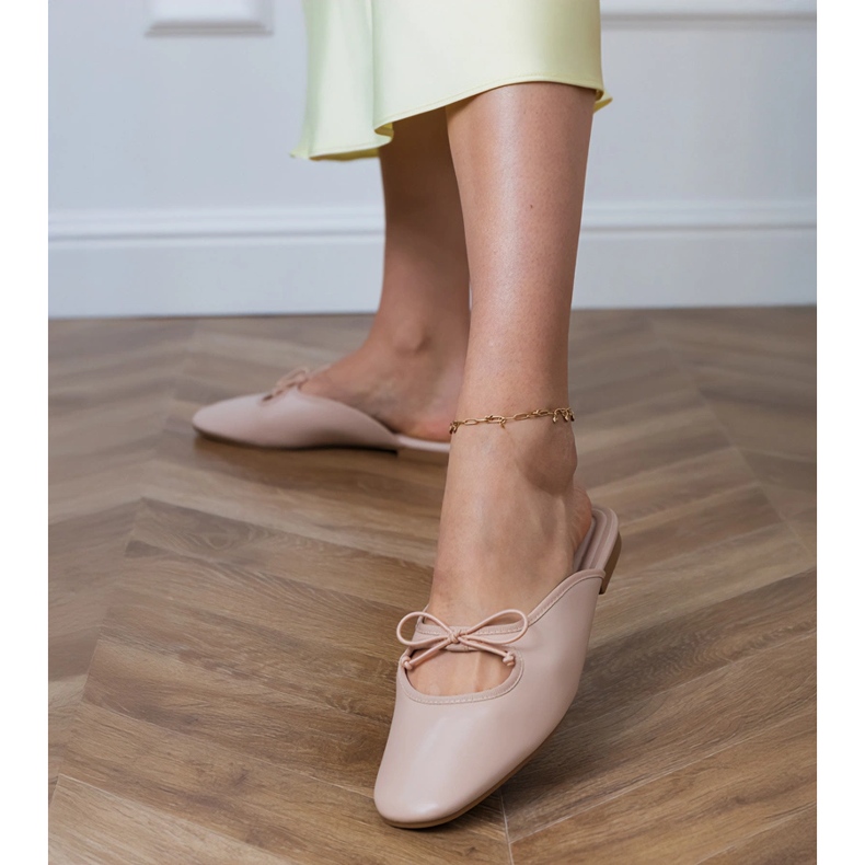 Beige Flip -Flops, die auf einer flachen Sohle gebaut wurden 1