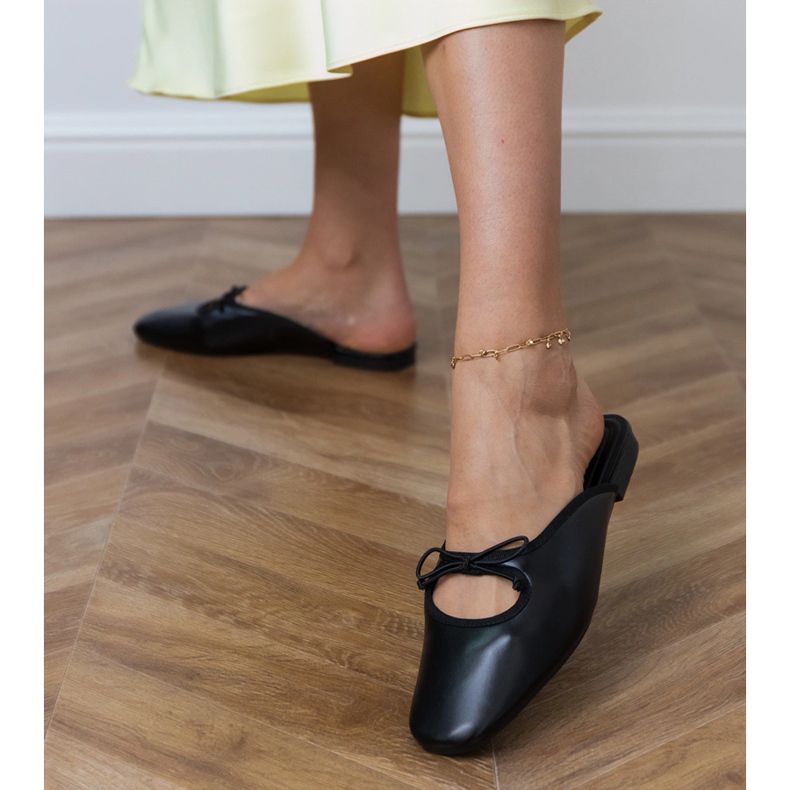 Schwarze Flip -Flops, die auf einer flachen Sohle gebaut wurden 1