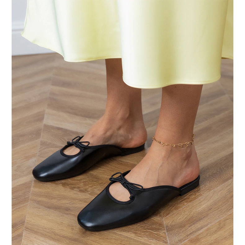 Schwarze Flip -Flops, die auf einer flachen Sohle gebaut wurden 2