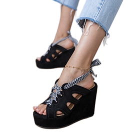 Schwarze Keilsandalen mit dekorativer Schnürung 2