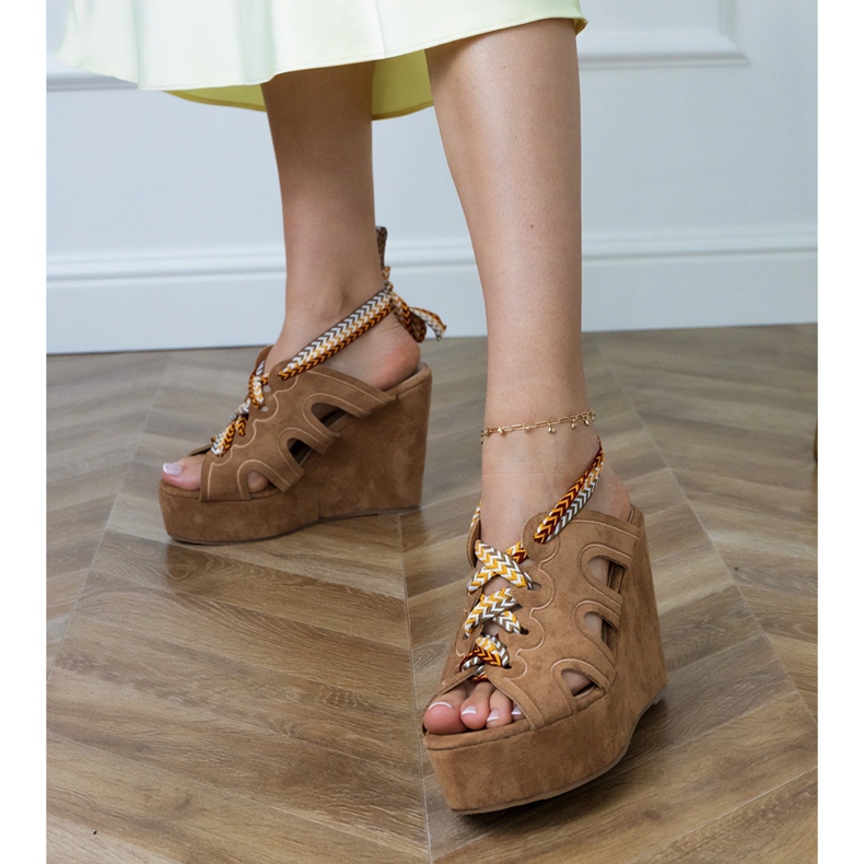 Braune Keilsandalen mit dekorativer Schnürung 1