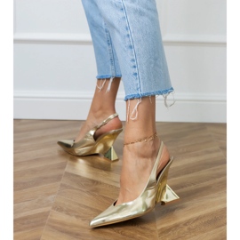 Goldsandalen auf einem geometrischen Keil golden 2