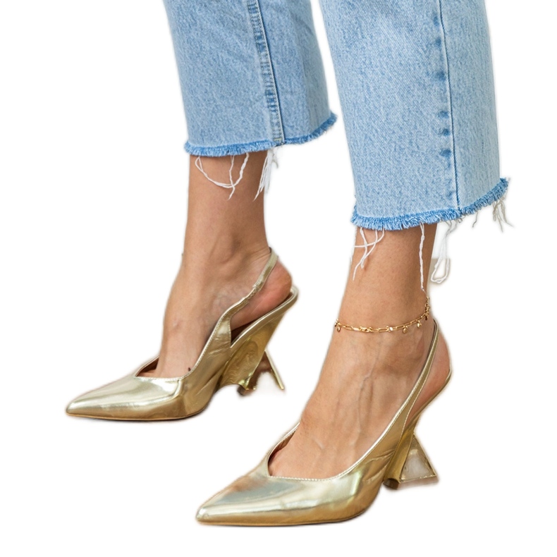 Goldsandalen auf einem geometrischen Keil golden 1