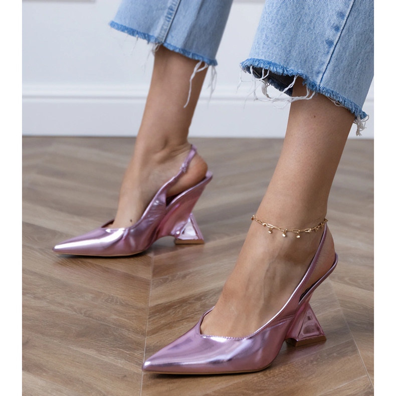 Lila Sandalen auf einem geometrischen Keil violett 1